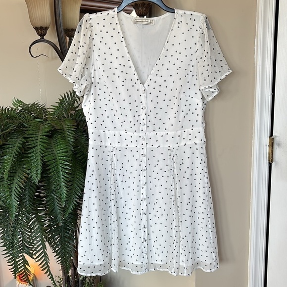 Abercrombie & Fitch Dresses & Skirts - Abercrombie & Fitch White & Black Polka Dot Button Up V-Neck Dress Sheer Lined